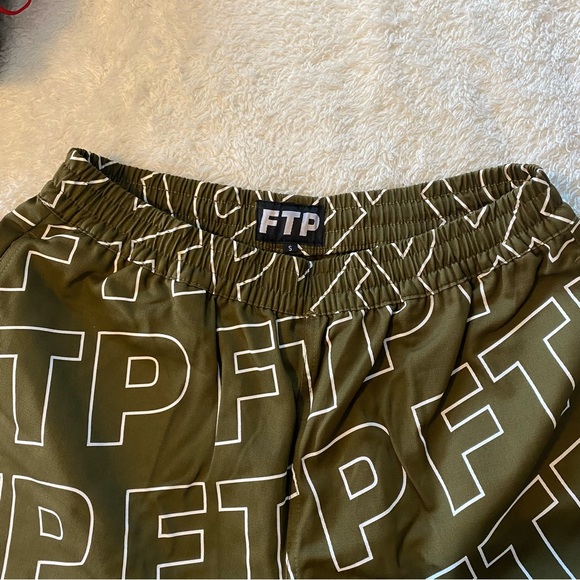 FTP ALL OVER OUTLINE LOGO SHORT - Picture 2 of 4